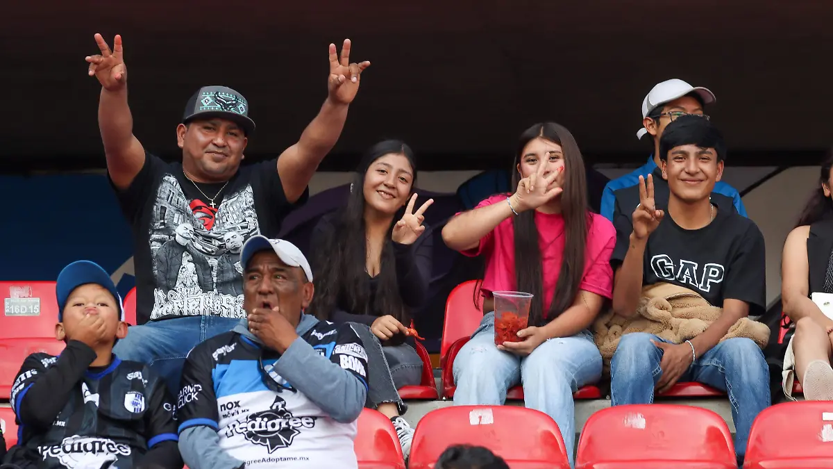 Aficionados felices por el triunfo de Gallos sobre Puebla