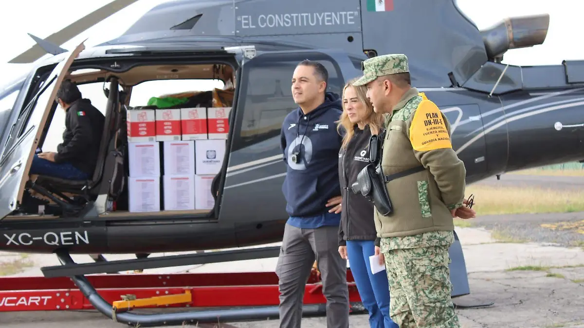 Helicópteros del gobierno estatal trasladan víveres y equipo de emergencia a comunidades