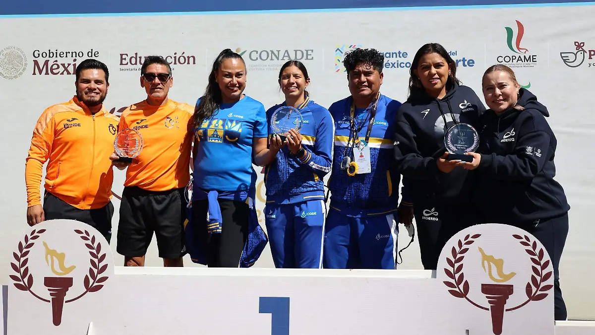 Indira Beltrán recibe el trofeo de tercer lugar