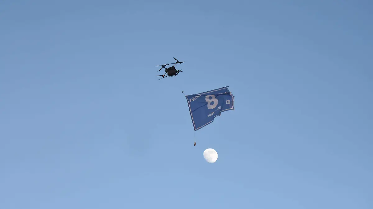 Un dron surco los cielos del Estadio Corregidora con el número 8
