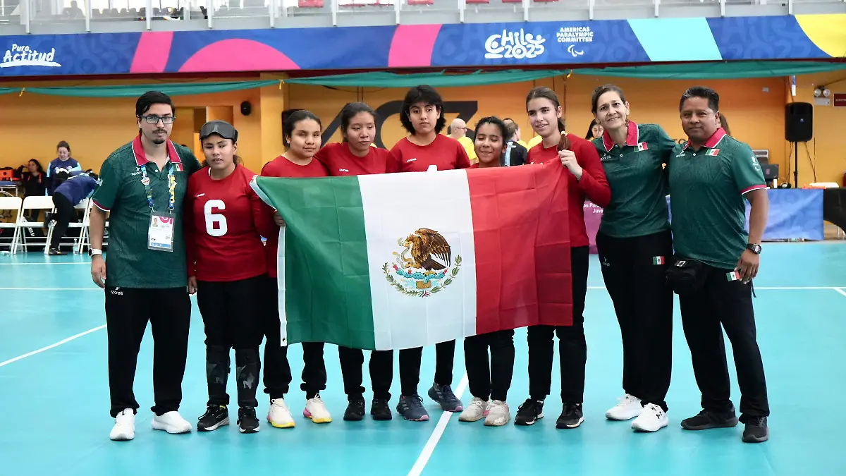 Queretanas con el equipo mexicano de Golbol en Chile 