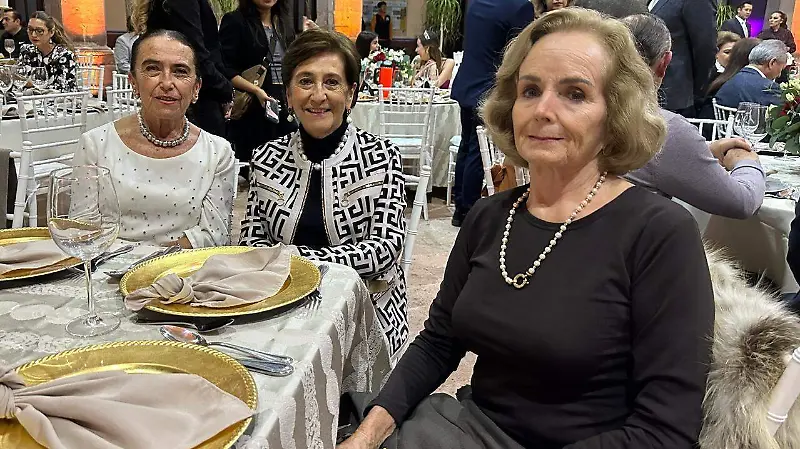 Marcela y Noemí Garcia, junto a Pino Alcocer