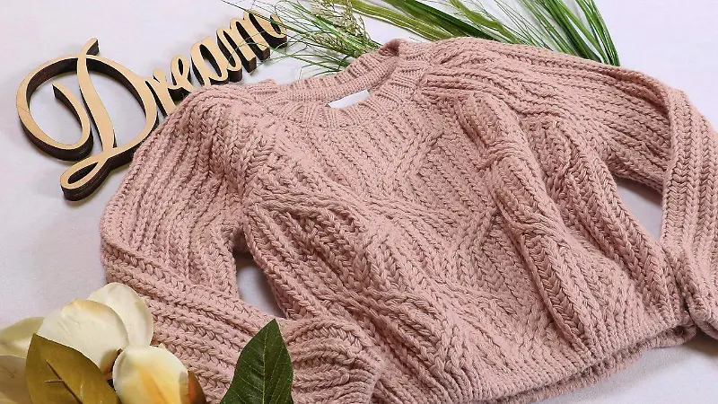 Suéteres con este estilo, inspirados en la estética universitaria, serán muy populares esta temporada