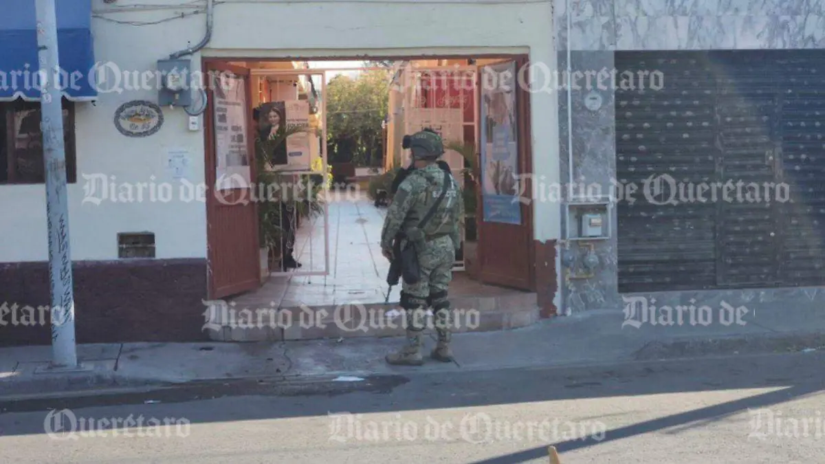 Revientan tiendas tras cateos en la capital