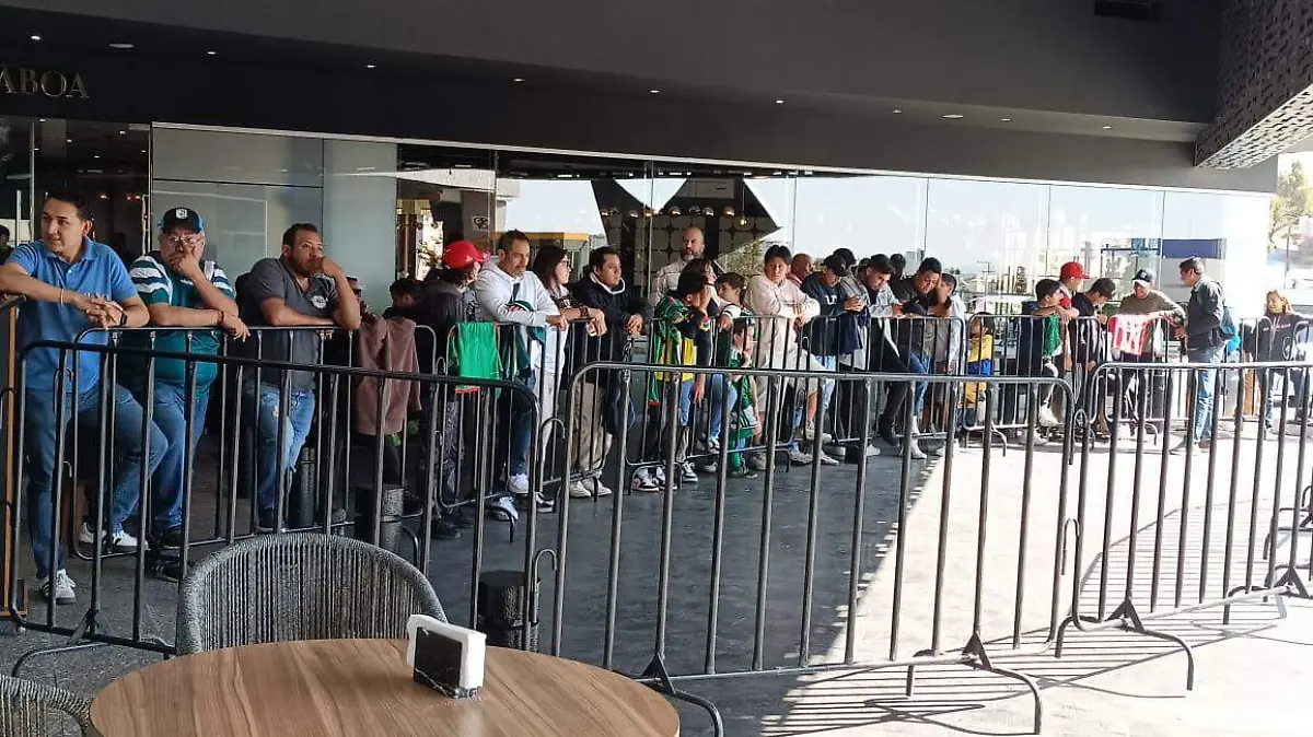 Aficionados reciben a la selección mexicana en el hotel