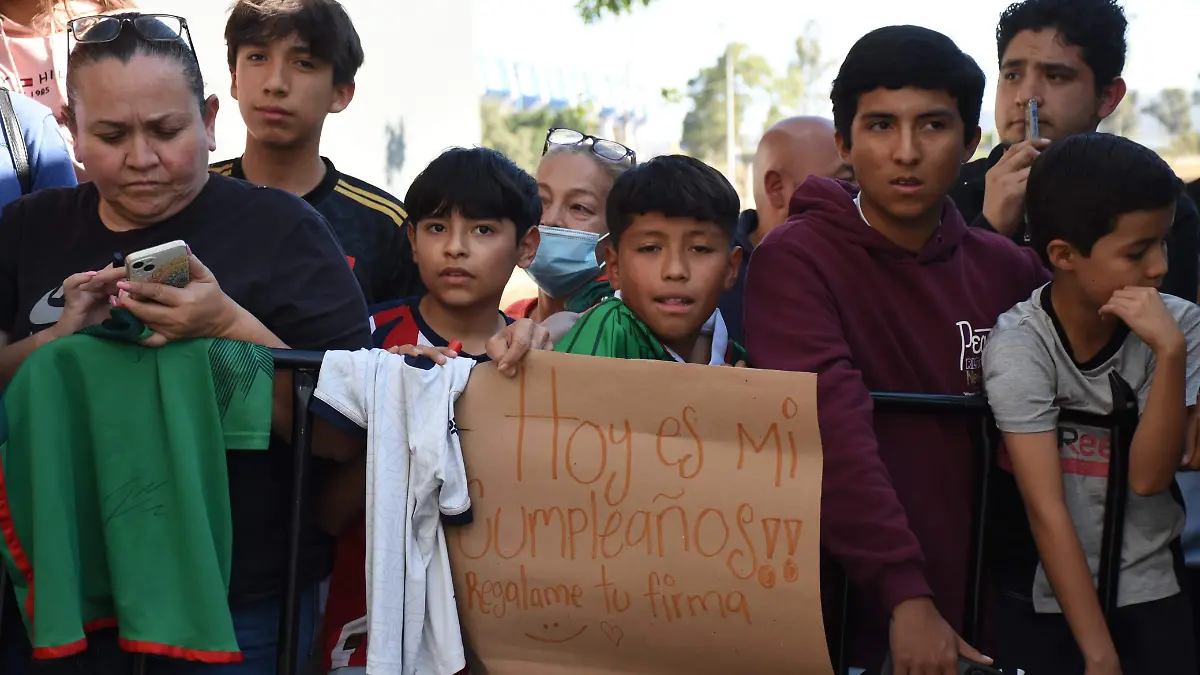 Aficionados acudieron en busca de un autógrafo, como este cumpleañero