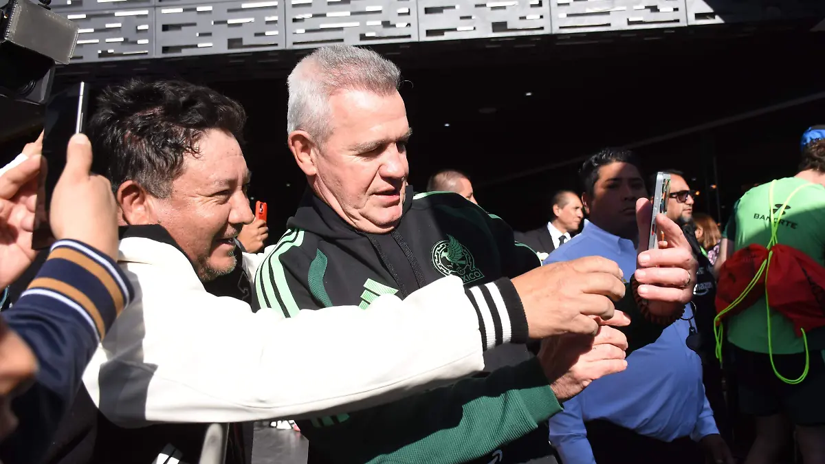 Javier Aguirre atendió a los aficionados, dando autógrafos y fotos antes de partir al entrenamiento