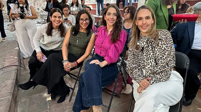 8 MUJERES
