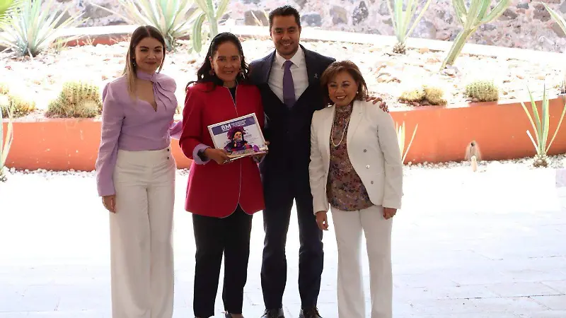 8 MUJERES