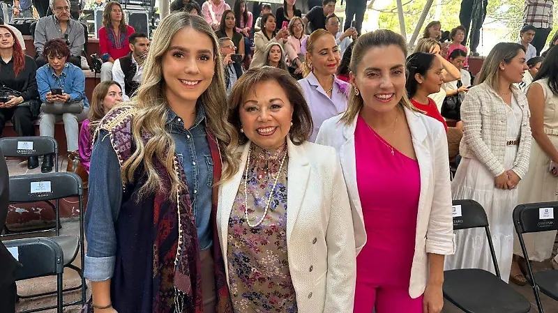 8 MUJERES