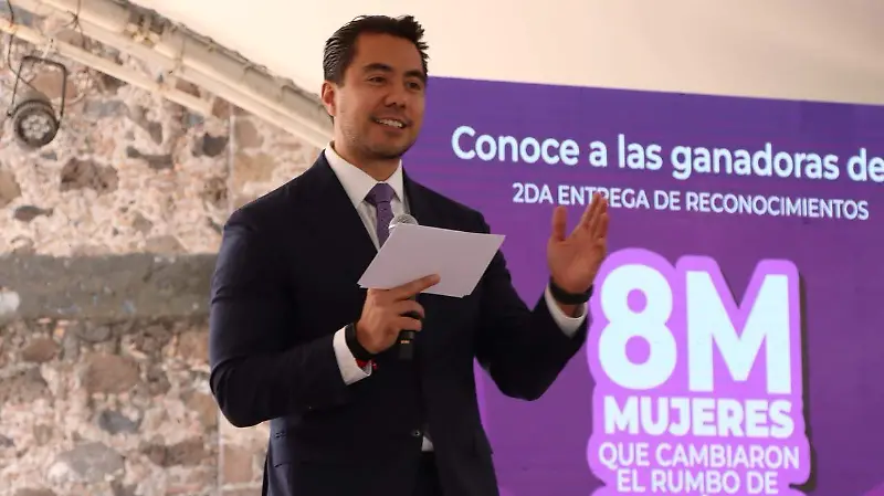 8 MUJERES