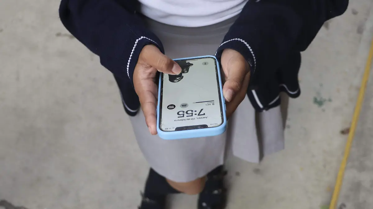 250220_USO DE CELULAR EN LA ESCUELA_IS_3