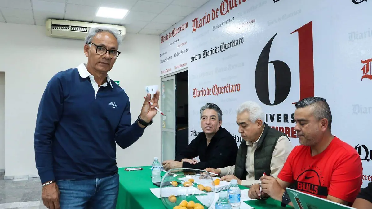 Cada representante de los equipos, sacó un numero para saber el grupo en el que estarán, en busca del título de este importante torneo de futbol amateur