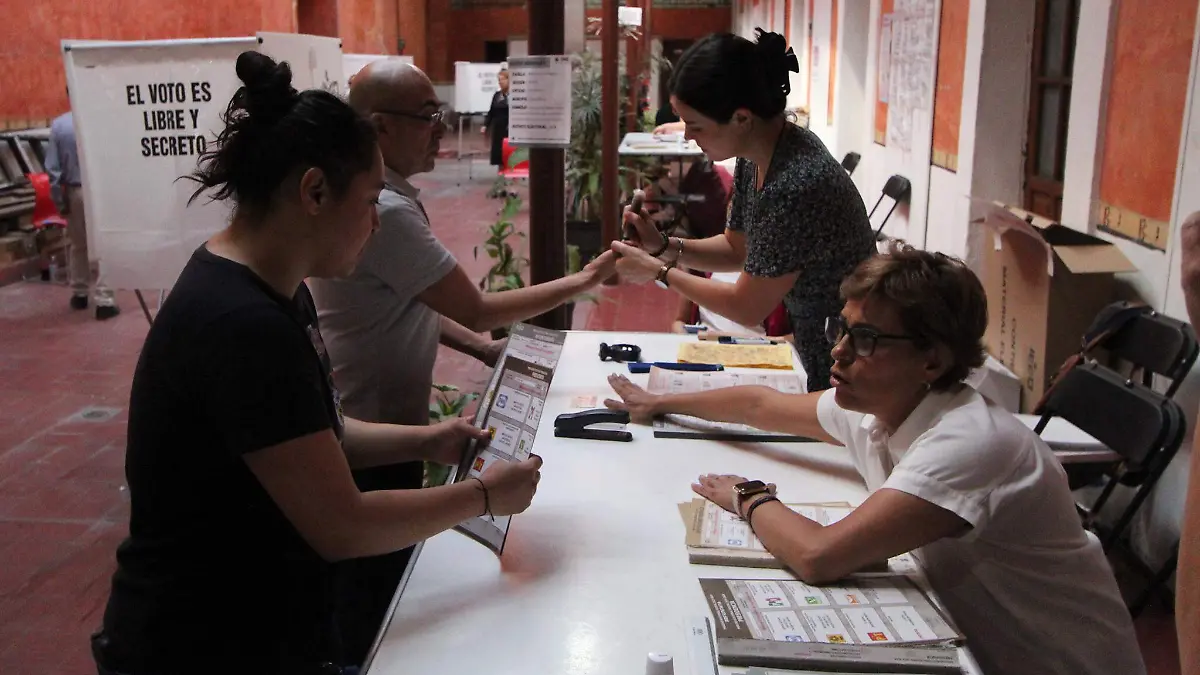 ADEMAS DE LAS BOLETAS DONDE