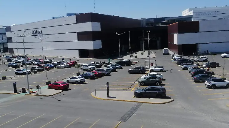 EN LOS ESTACIONAMIENTOS