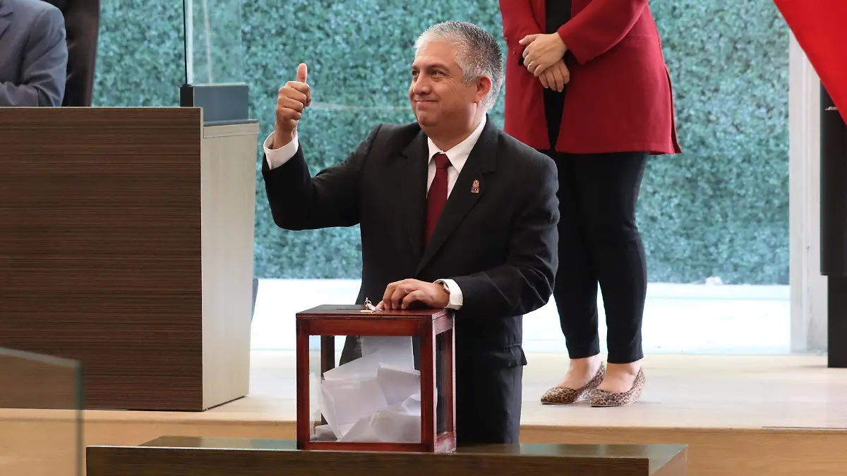 EL PRESIDENTE DE LA MESA