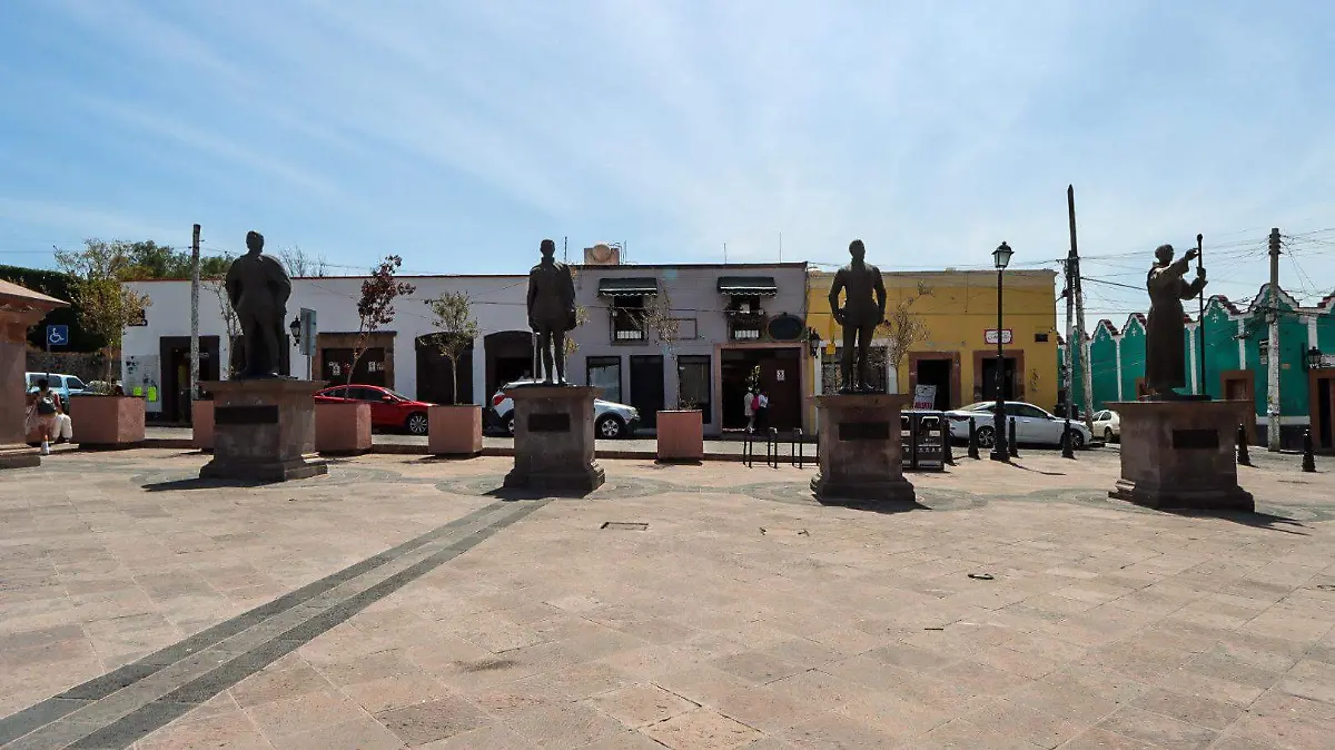 LA PLAZA FUNDADORES
