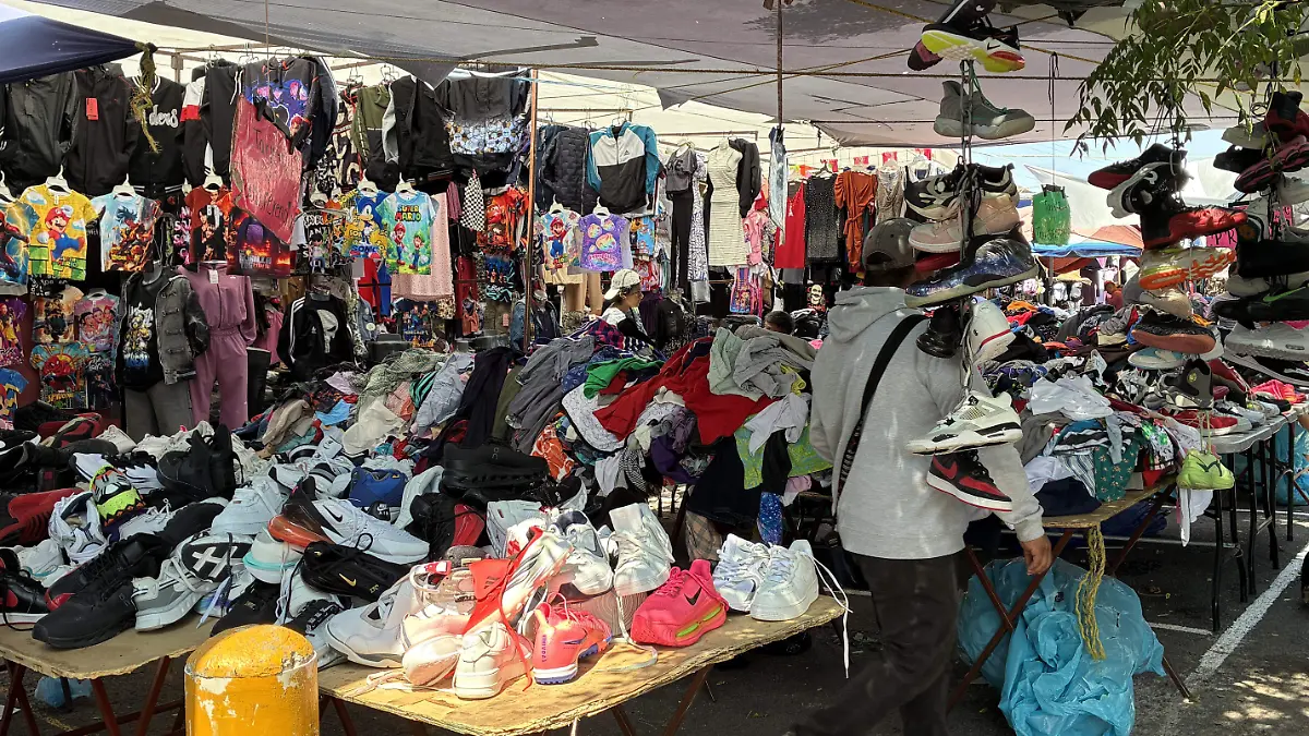 LOS PUESTOS DE ROPA Y TENIS DE PACA