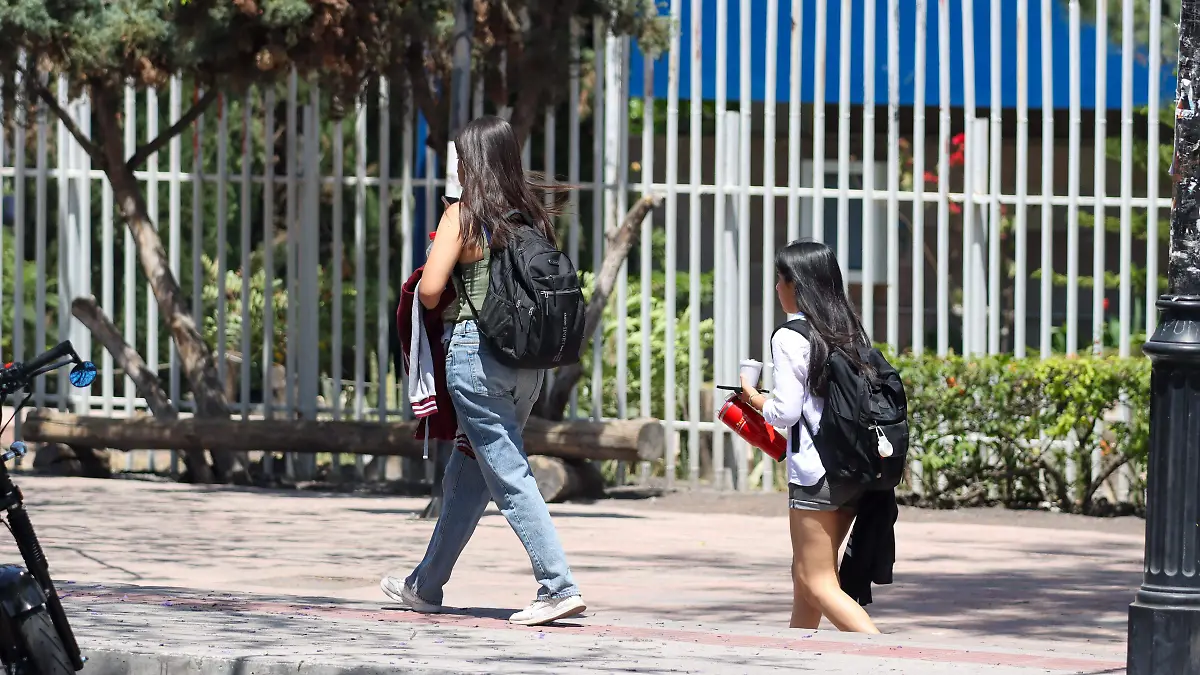 250328_ESTUDIANTES UNIVERSITARIOS_IS-04