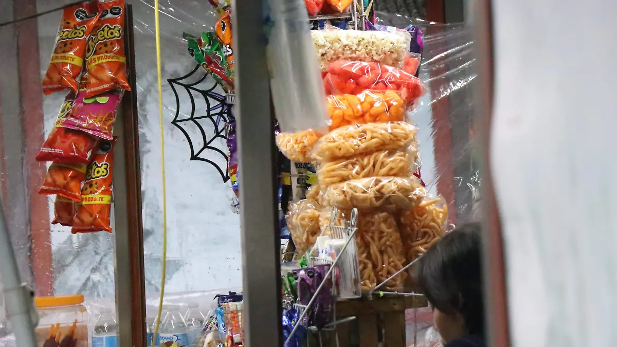 Escuelas de Veracruz siguen vendiendo comida chatarra pese a la ley