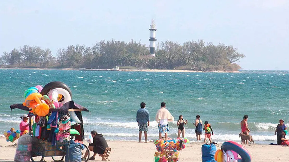 Turistas-disfrutan-puente-en-playas-de-Veracruz