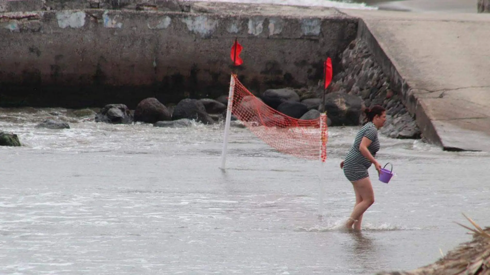 Bandera roja en playa de Veracruz 