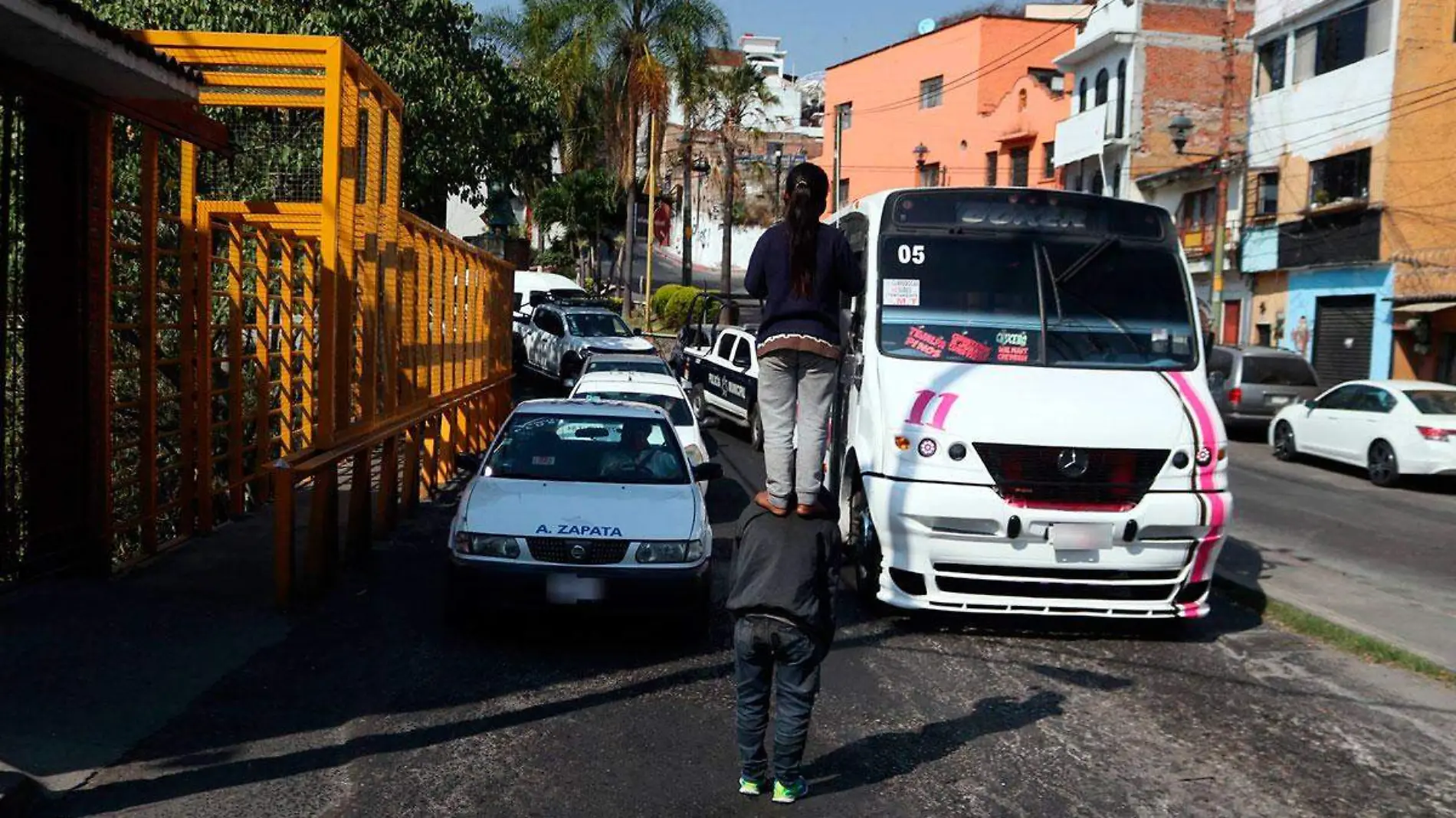 Niña-trabajando-en-calle