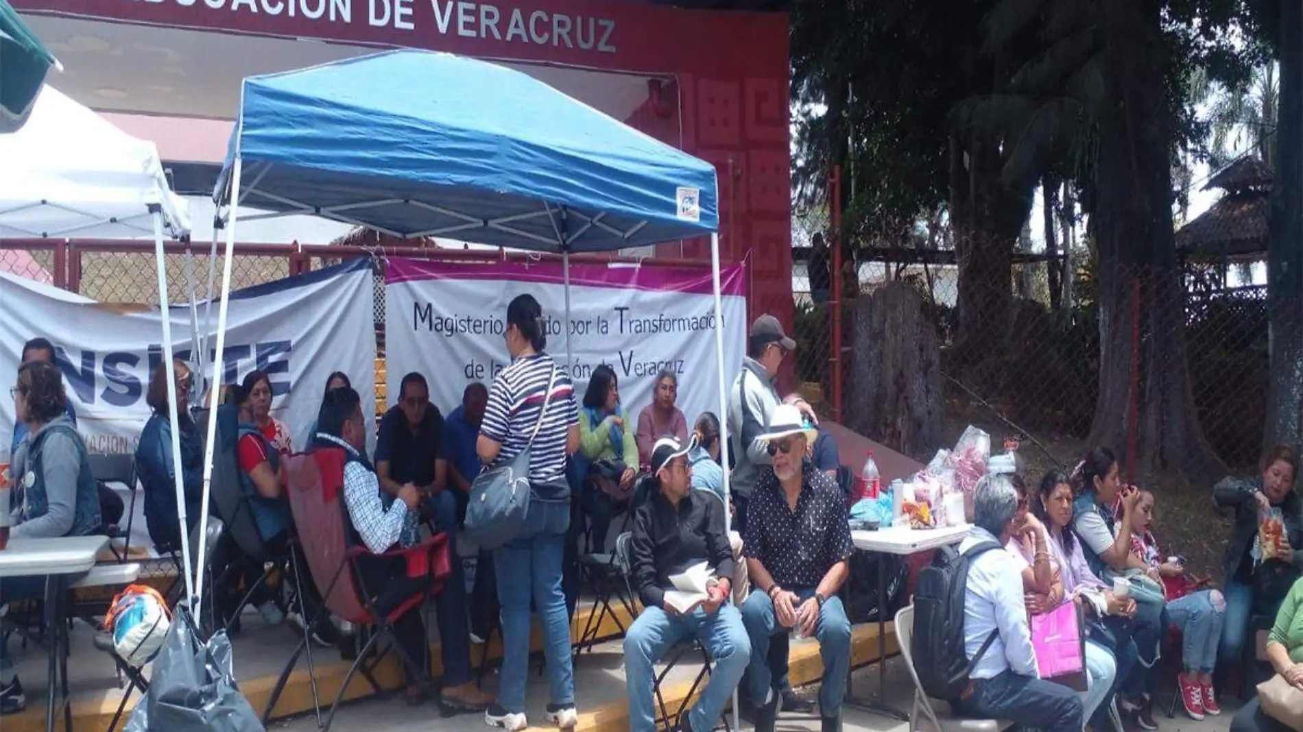 Docentes mantienen tomadas oficinas de la SEV; instalan campamento 