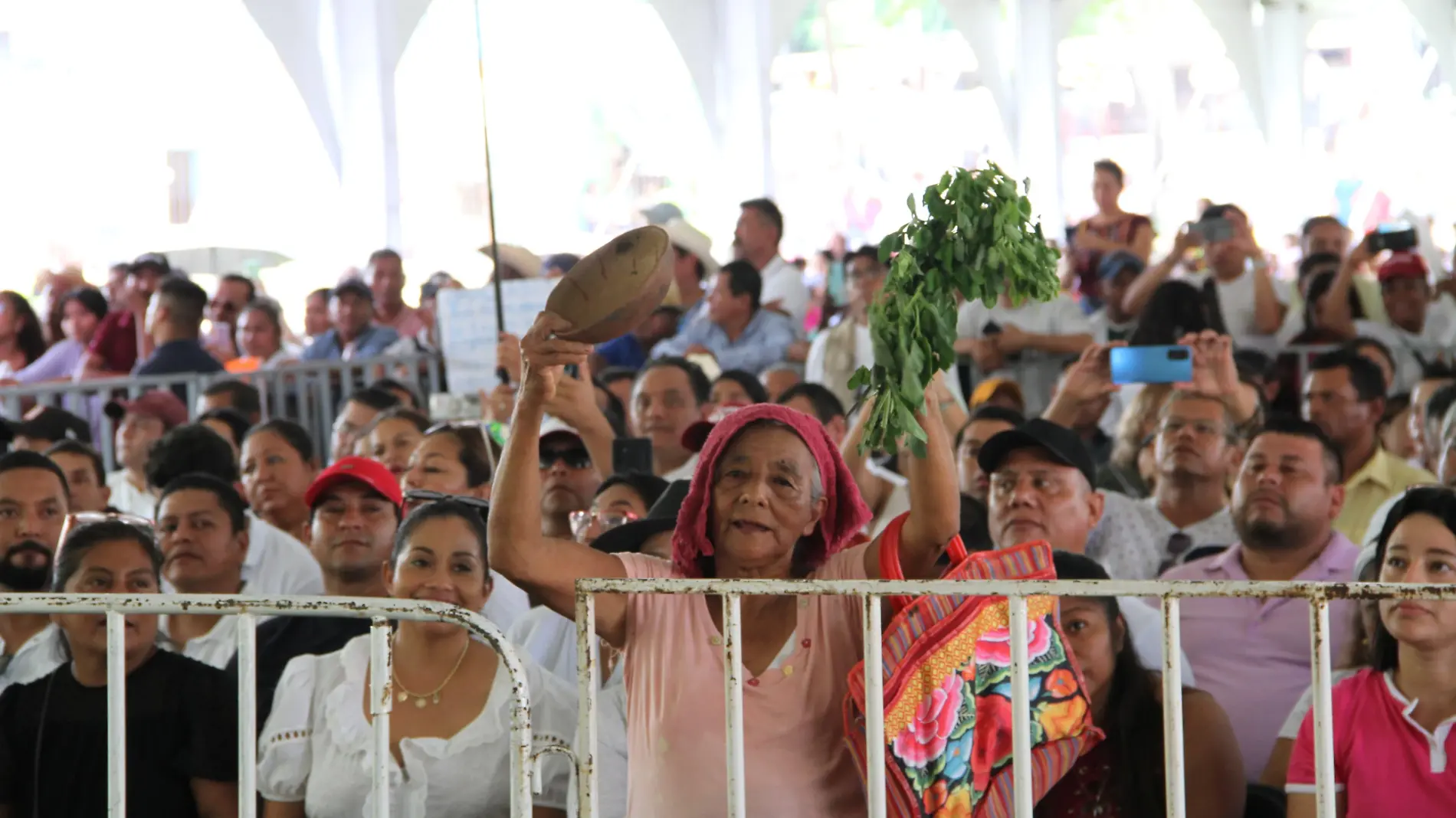 López Obrador fue arropado con porras y aplausos de las personas que se conglomeraron en la Unidad Deportiva de Sayula de Alemán