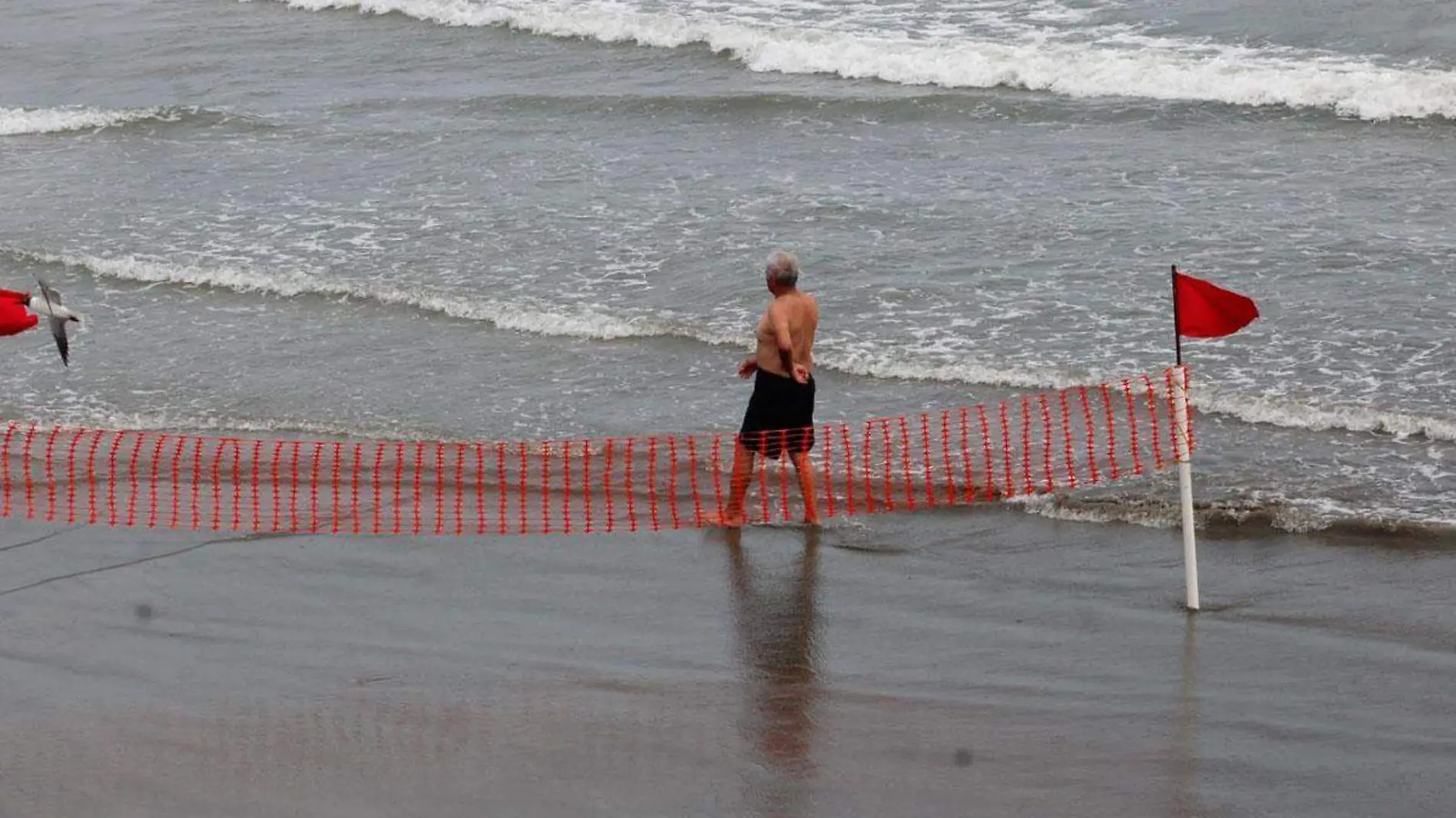 Bandera roja en playa de Veracruz 