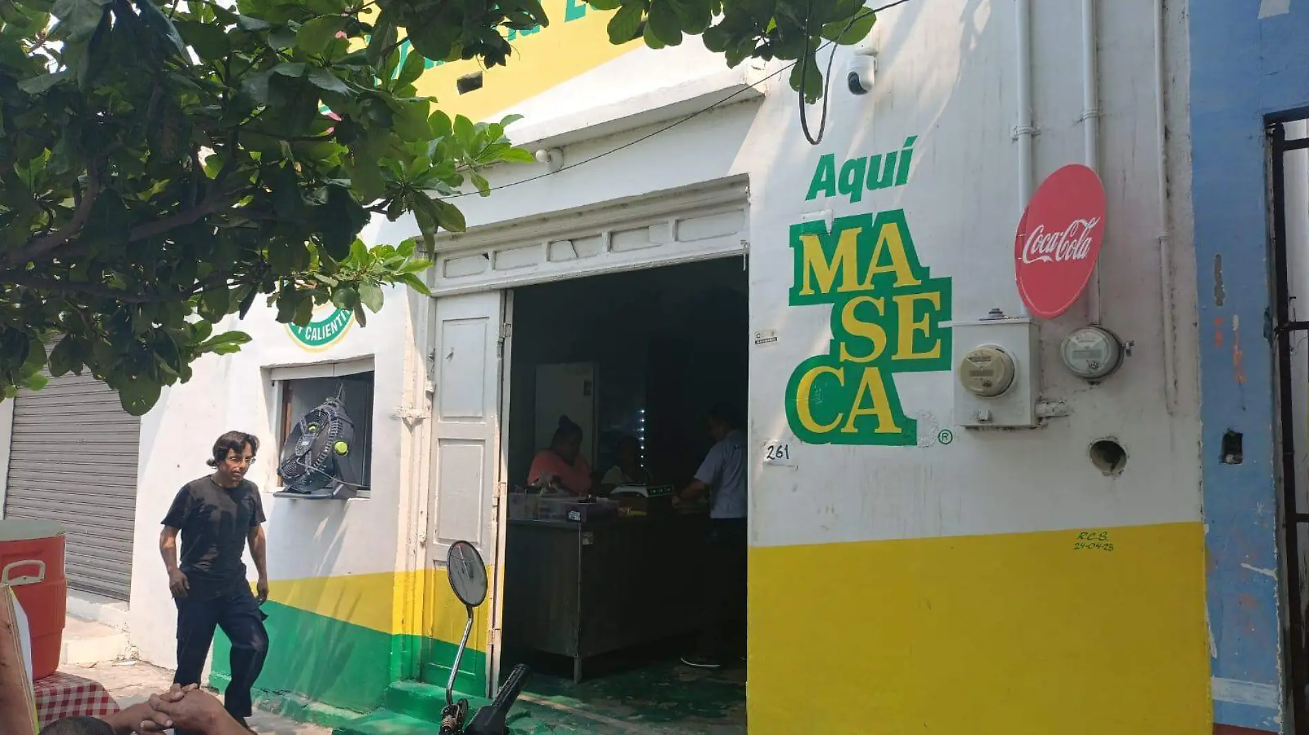 Tortillería regala agua por ola de calor 