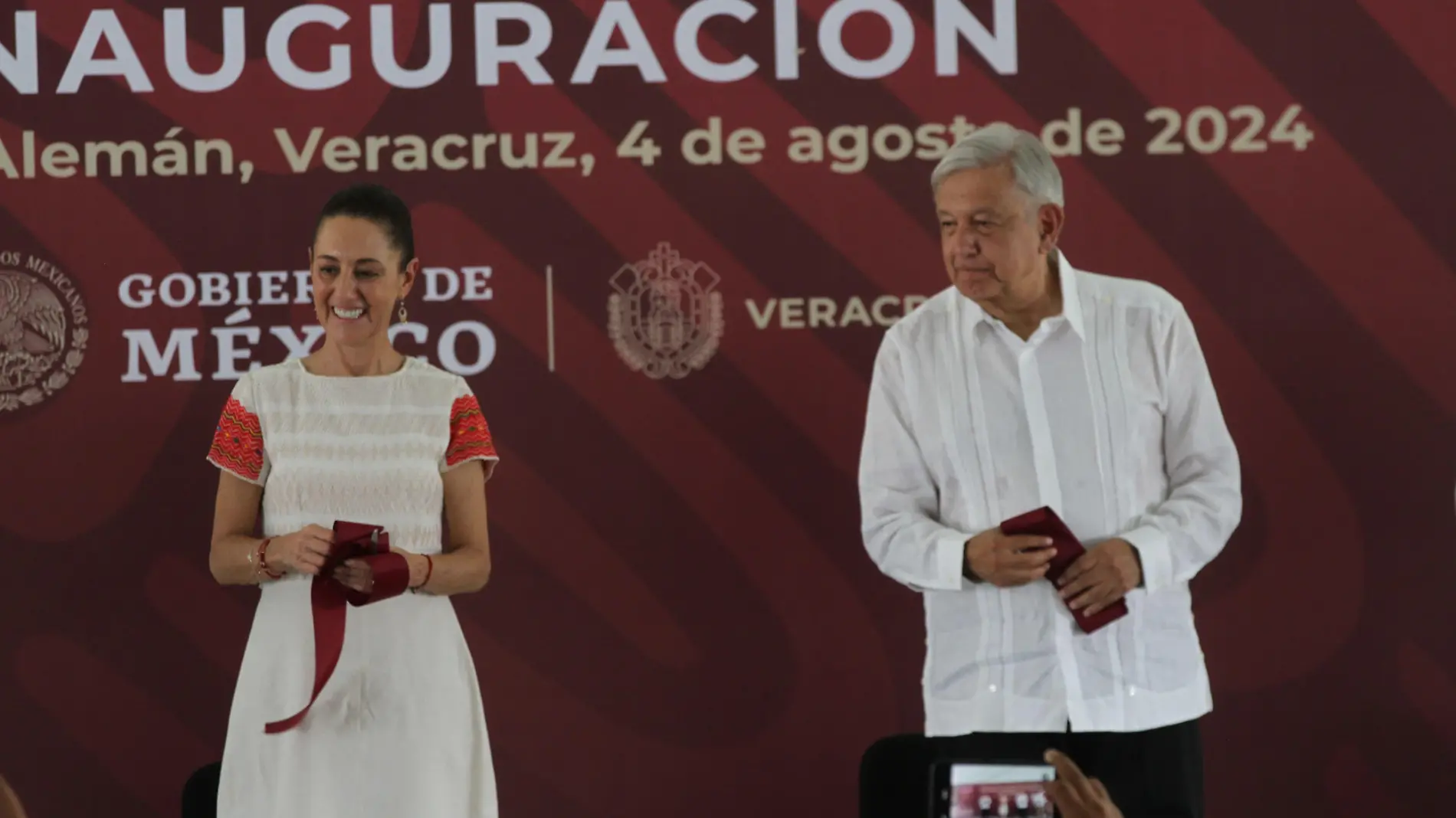 Acompañado de la virtual presidenta electa de México, Claudia Sheinbaum Pardo, el mandatario federal inauguró la construcción y modernización de la carretera Acayucan-La Ventosa