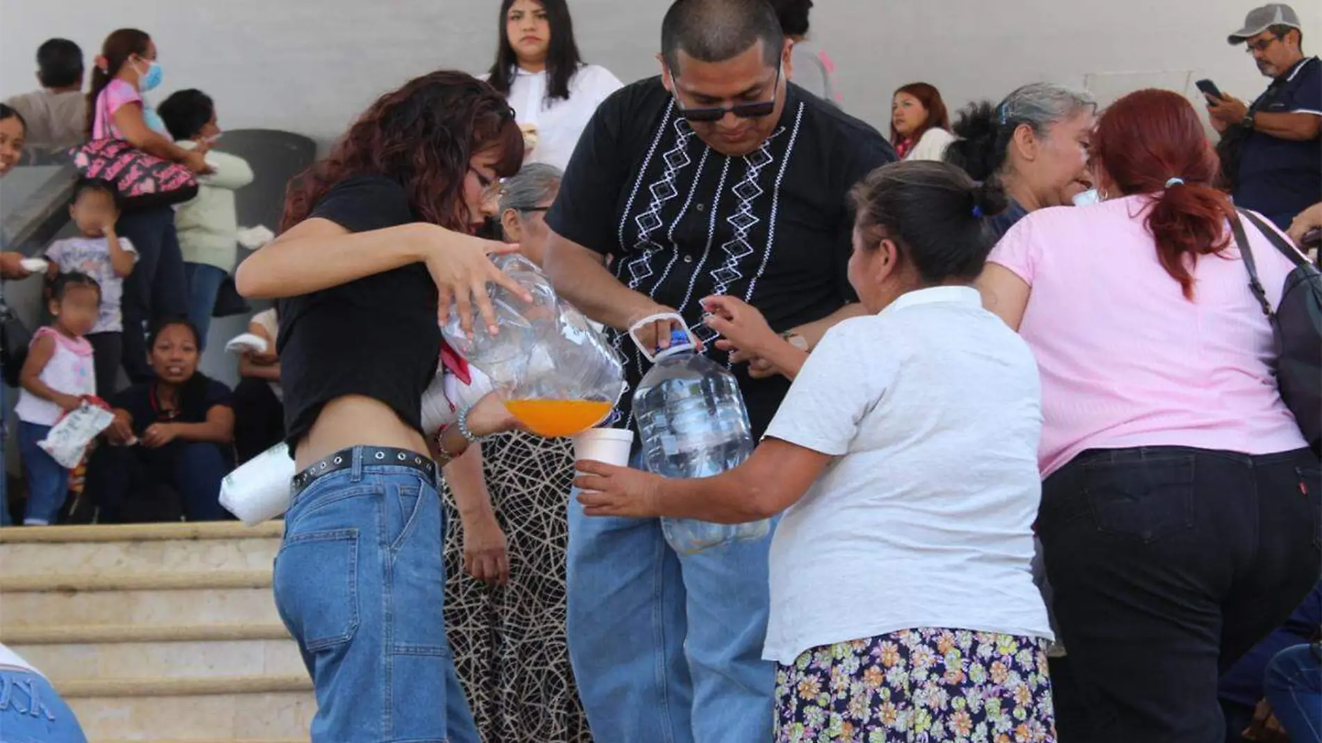 Alumnas entregan alimentos a familias que esperan por sus pacientes 