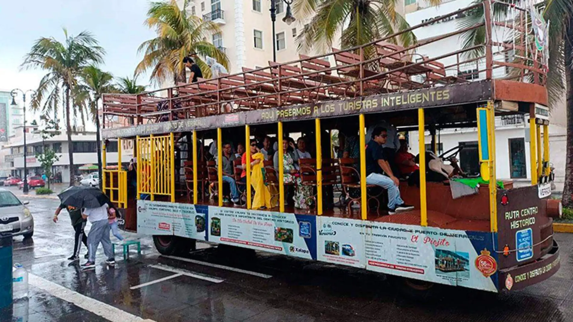 Turistas-disfrutan-del-Carnaval-y-las-atracciones-de-Veracruz-pese-a-lluvias