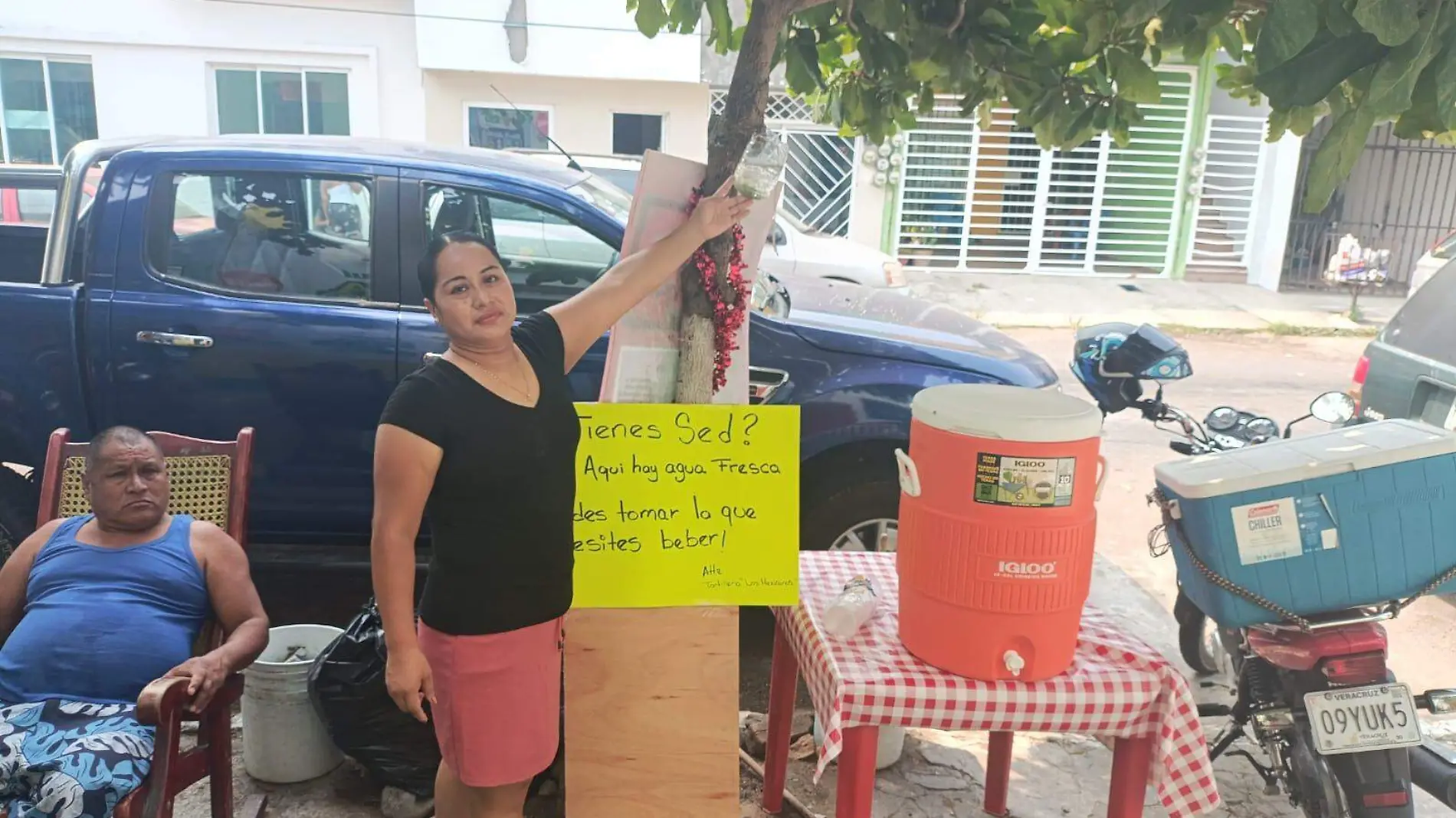 Tortillería regala agua por ola de calor 