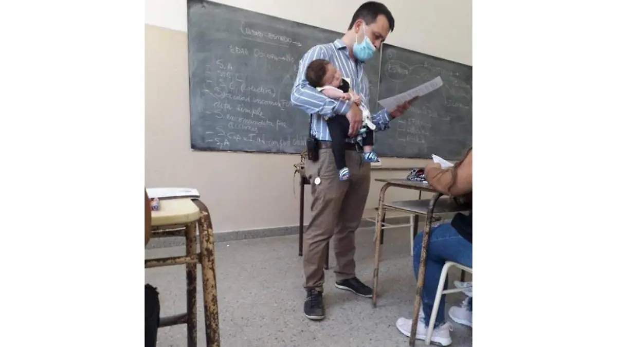 Docente carga a bebé
