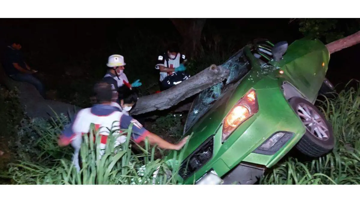 Murió prensado en su automóvil, volcó en la carretera a Poza Rica