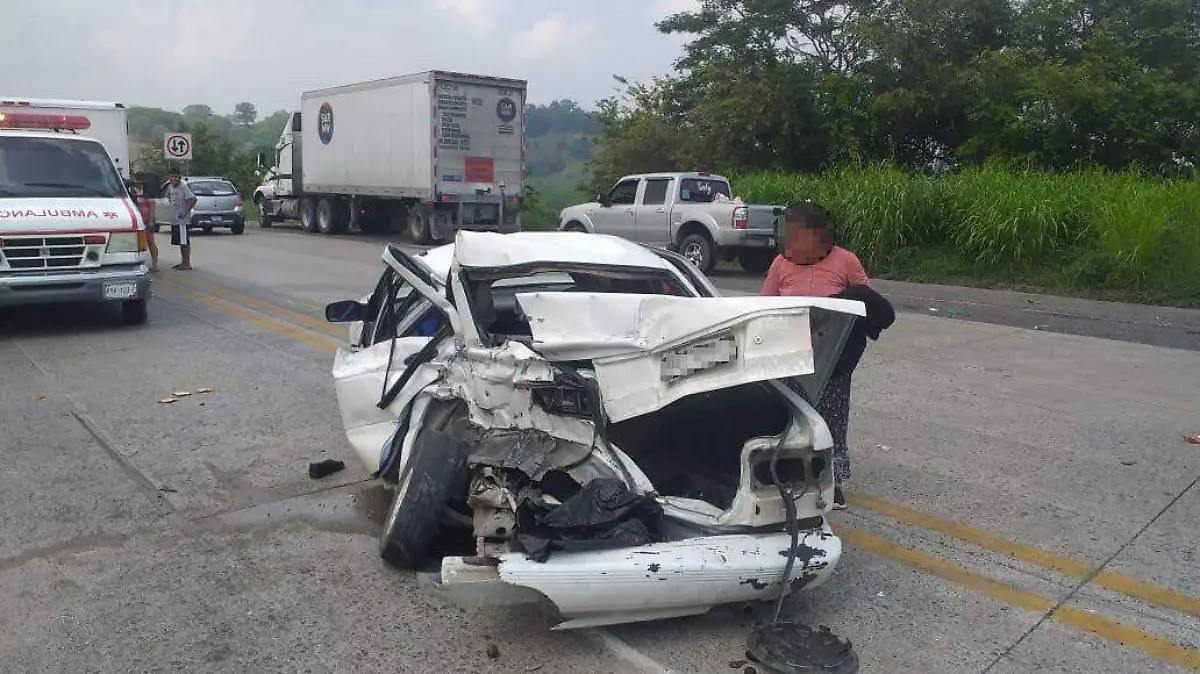 Tráiler destruyó auto, una muerta y dos heridos de gravedad