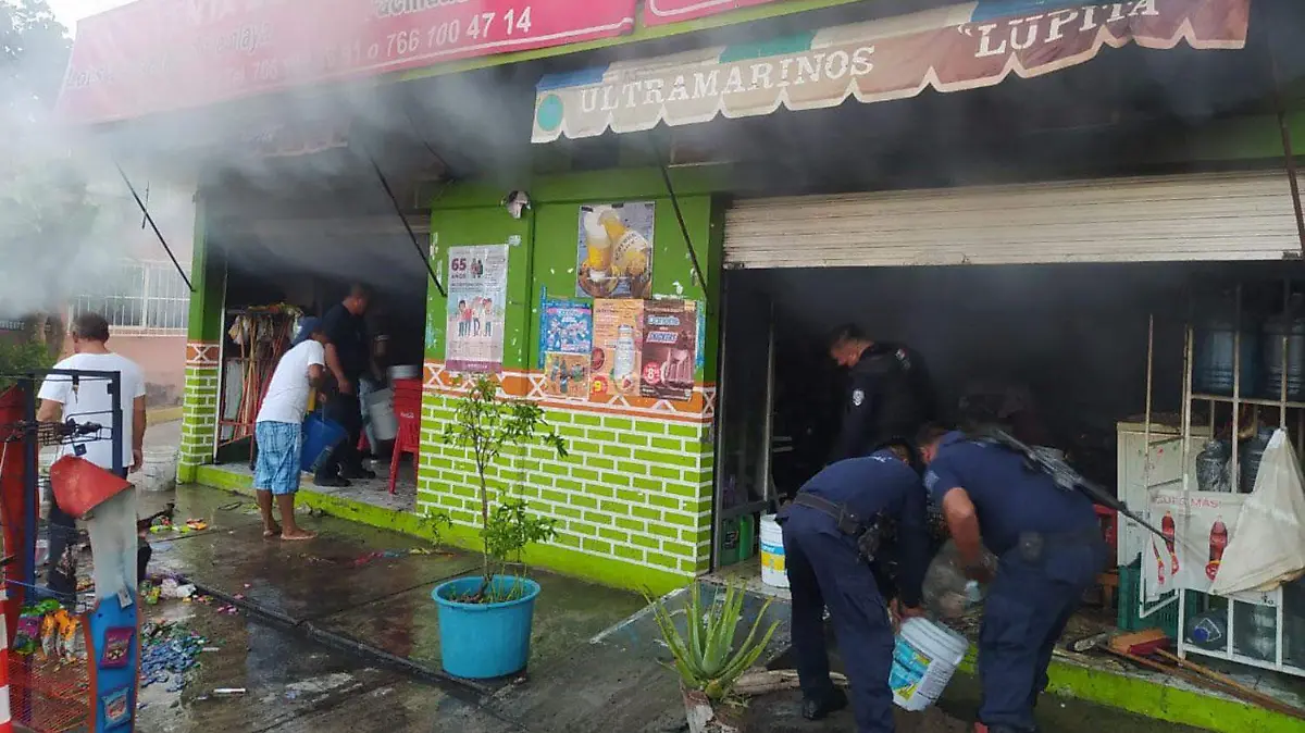 Incendio-en-una-tienda-de-Gutierrez-Zamora