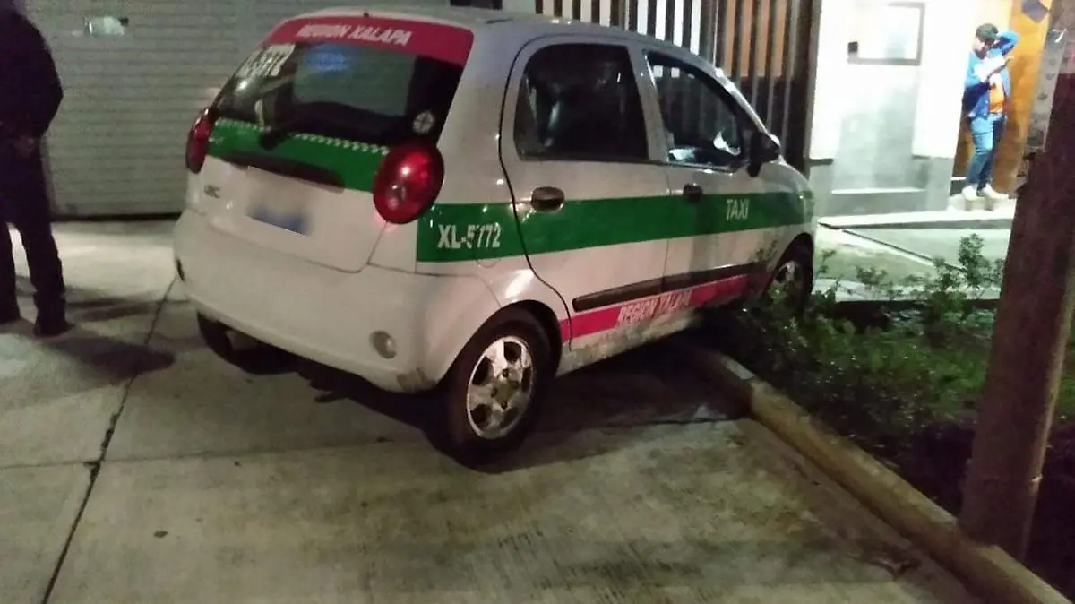 Taxi-se-subio-a-banqueta-tras-choque
