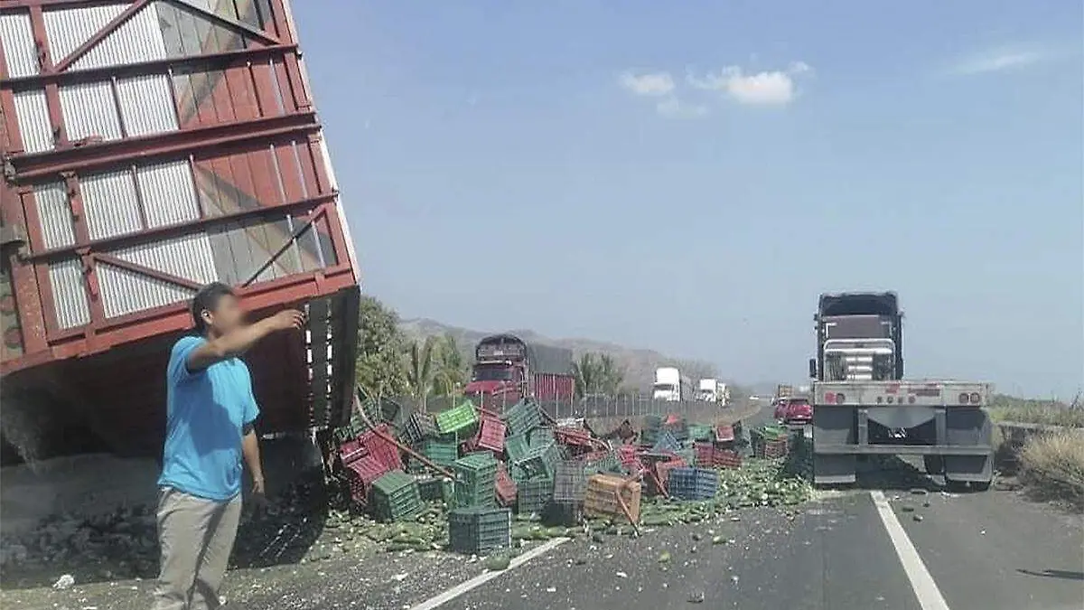 Vuelca camión cargado con pepino