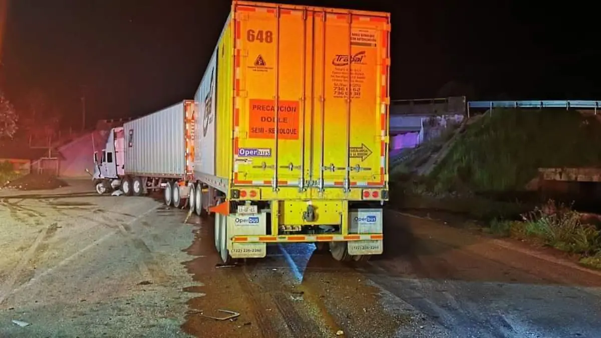 choque de frente contra trailer