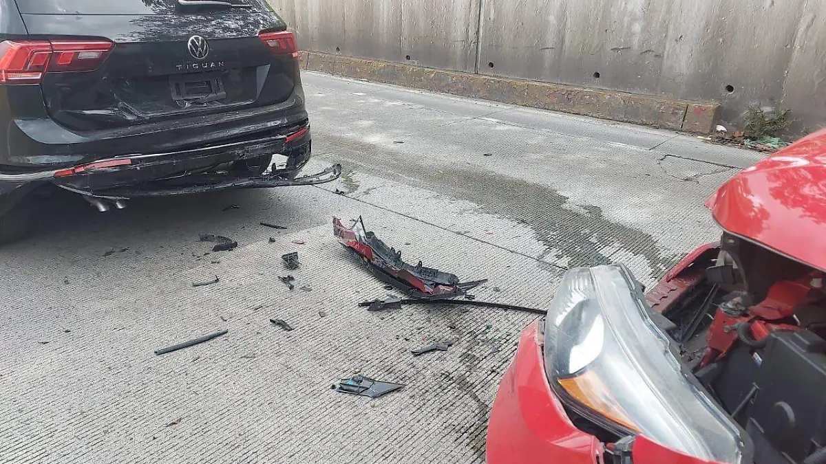 camioneta choca en distribuidor vial