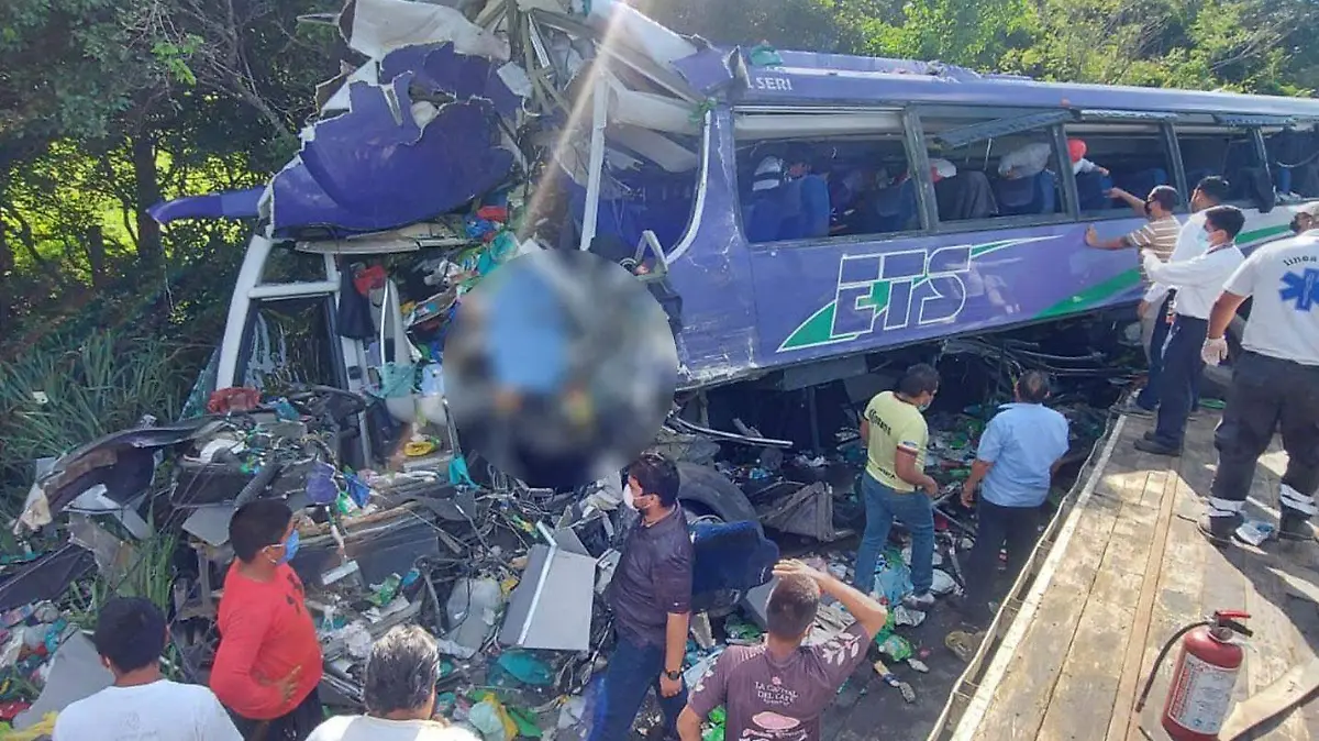 Autobus-de-la-linea-ETS-se-accidenta-en-Veracruz