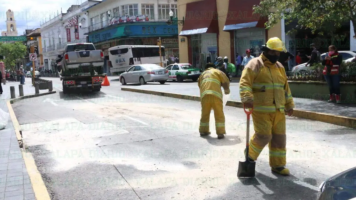 Derraman-gasolina-en-el-centro-de-Xalapa