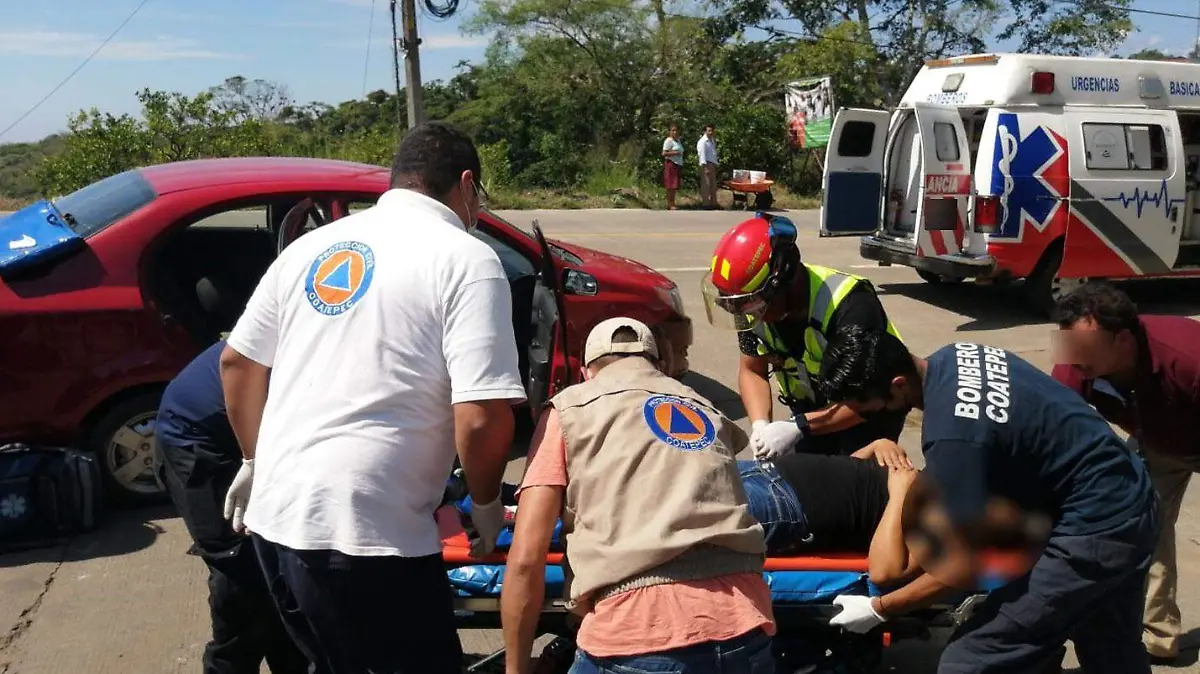 Proteccion-civil-de-Coatepec-atiende-a-mujer-lesionada