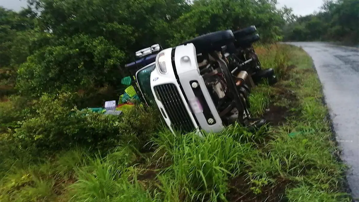 Camión accidentado en Poza Rica