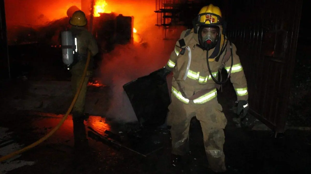 Se-incendia-bodega-en-Martinez