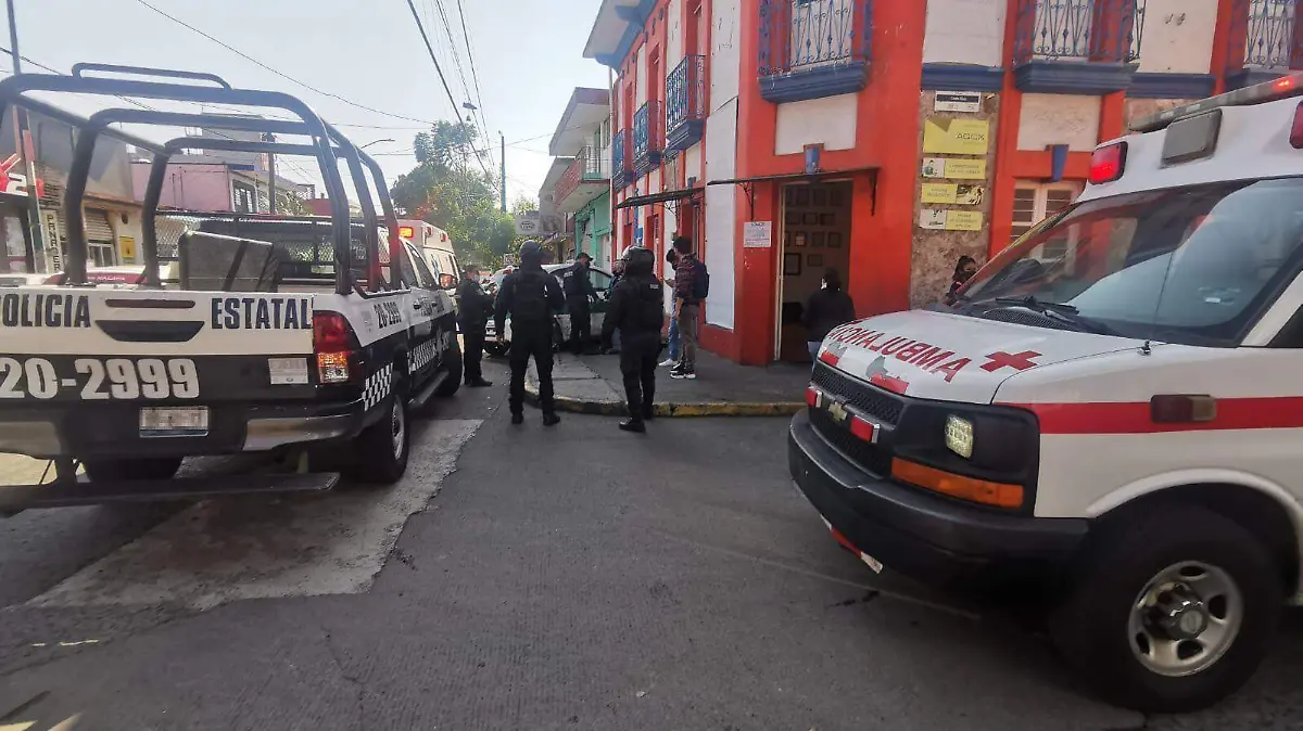 Chocan camioneta y taxi 