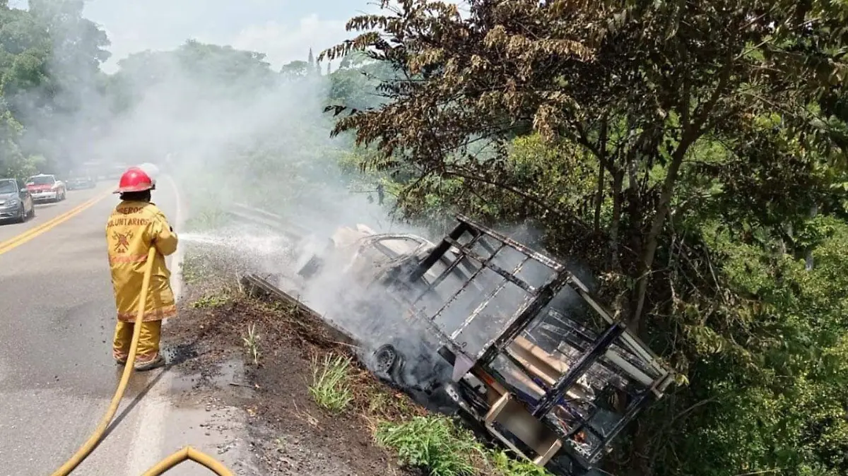 Bomberos-cobaten-fuego-en-Gutierrez-Zamora